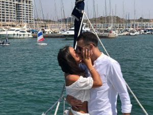 זוג מתנשק על יאכטה בלב ים
