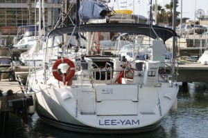 ירכתי יאכטת לי-ים עם השם LEE-YAM, עגונה במרינה הרצליה