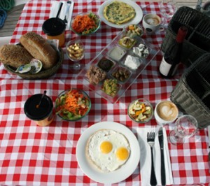 ארוחה רומנטית בהפלגה זוגית ביאכטה