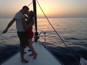 זוג בשייט זוגי רומנטי ביאכטה